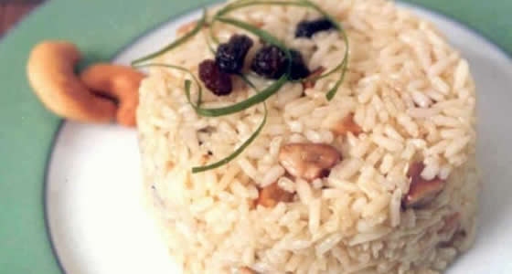 Arroz com nozes, uva passa e castanha de caju